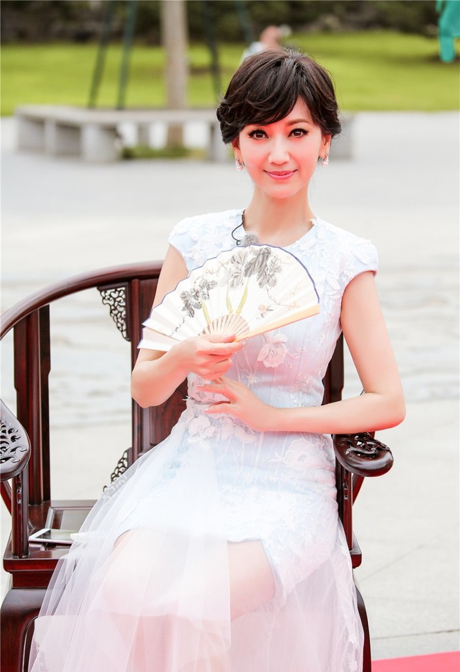 Nhan sắc trẻ ngỡ ngàng của Lưu Gia Linh và người đẹp ‘Bến Thượng Hải’ - ảnh 1