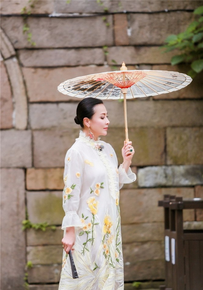 Nhan sắc trẻ ngỡ ngàng của Lưu Gia Linh và người đẹp ‘Bến Thượng Hải’ - ảnh 9