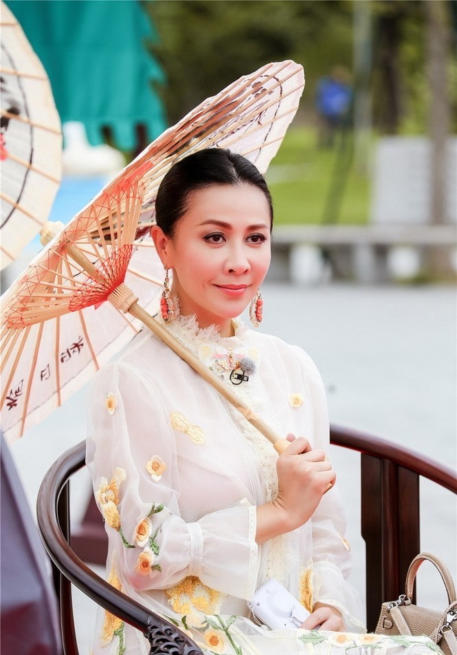 Nhan sắc trẻ ngỡ ngàng của Lưu Gia Linh và người đẹp ‘Bến Thượng Hải’ - ảnh 6