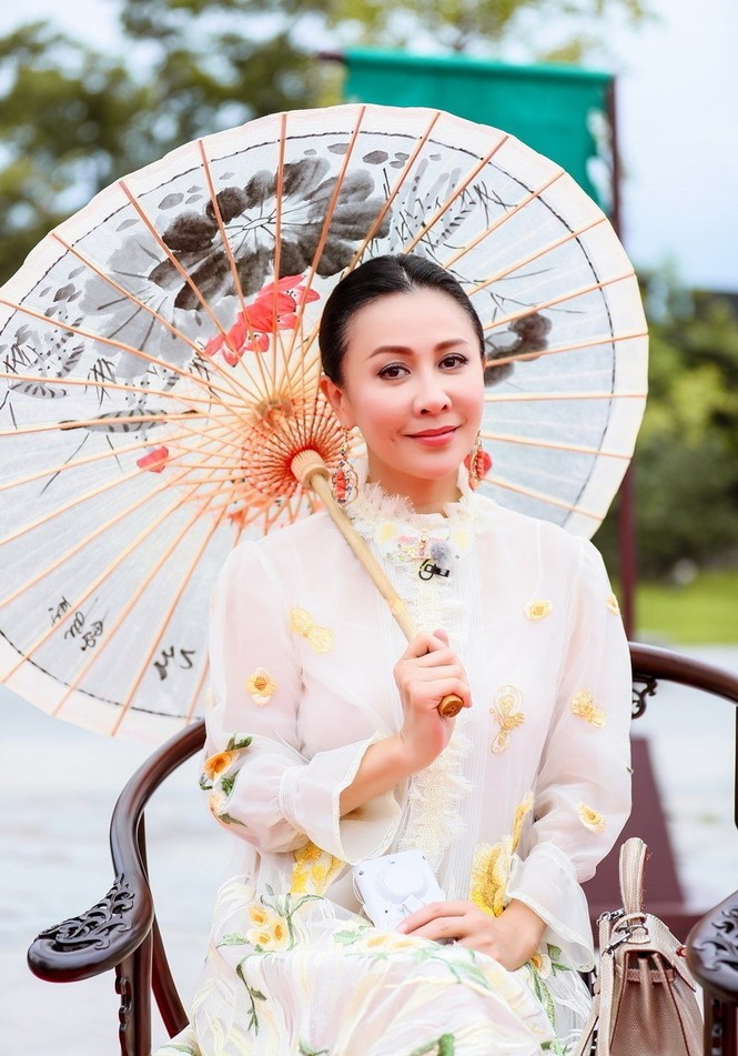 Nhan sắc trẻ ngỡ ngàng của Lưu Gia Linh và người đẹp ‘Bến Thượng Hải’ - ảnh 7