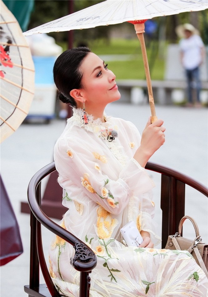 Nhan sắc trẻ ngỡ ngàng của Lưu Gia Linh và người đẹp ‘Bến Thượng Hải’ - ảnh 8