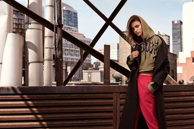 Taylor Hill lưng trần ‘nóng rực’ bên mẫu nam - ảnh 7