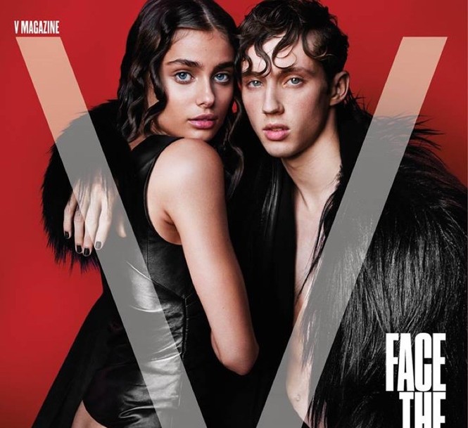 Taylor Hill lưng trần ‘nóng rực’ bên mẫu nam - ảnh 1