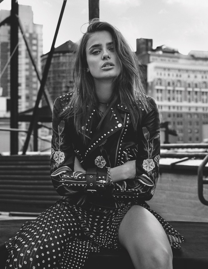 Taylor Hill lưng trần ‘nóng rực’ bên mẫu nam - ảnh 9