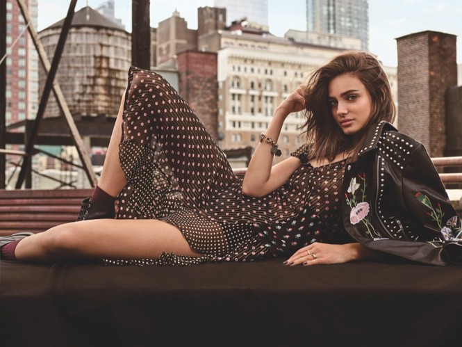 Taylor Hill lưng trần ‘nóng rực’ bên mẫu nam - ảnh 5
