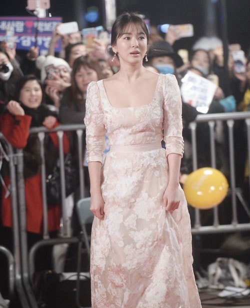 người đẹp,đầm,lộng lẫy,sải bước,kiêu sa,photo,Hàn Quốc,Song Hye Kyo, Song Joong Ki, Hậu duệ mặt trời, giải Daesang, KBS, Seoul - ảnh 6