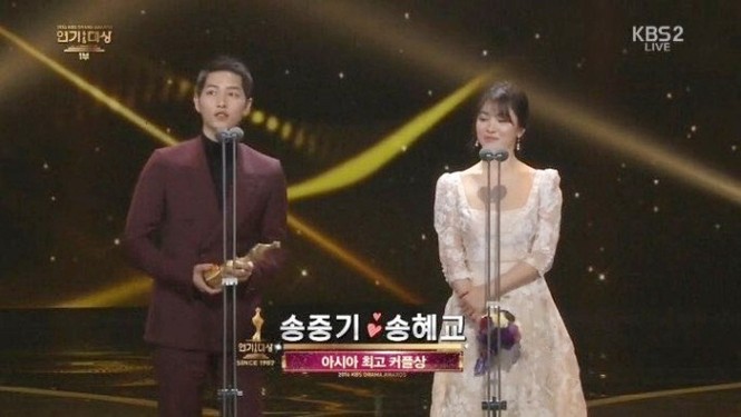 người đẹp,đầm,lộng lẫy,sải bước,kiêu sa,photo,Hàn Quốc,Song Hye Kyo, Song Joong Ki, Hậu duệ mặt trời, giải Daesang, KBS, Seoul - ảnh 10