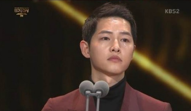 người đẹp,đầm,lộng lẫy,sải bước,kiêu sa,photo,Hàn Quốc,Song Hye Kyo, Song Joong Ki, Hậu duệ mặt trời, giải Daesang, KBS, Seoul - ảnh 12