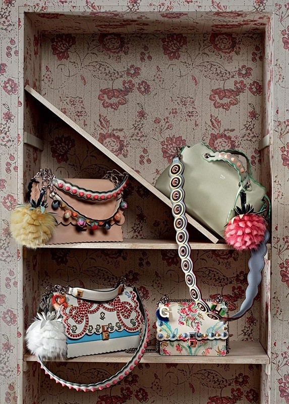 phong cách,hãng thời trang,bộ ảnh,Chanel,danh tiếng,nữ tính,mùa xuân,tạo dáng, Chanel, Fendi, Karl Lagerfeld, Vittoria Ceretti, Gigi Hadid, Bella Hadid - ảnh 19