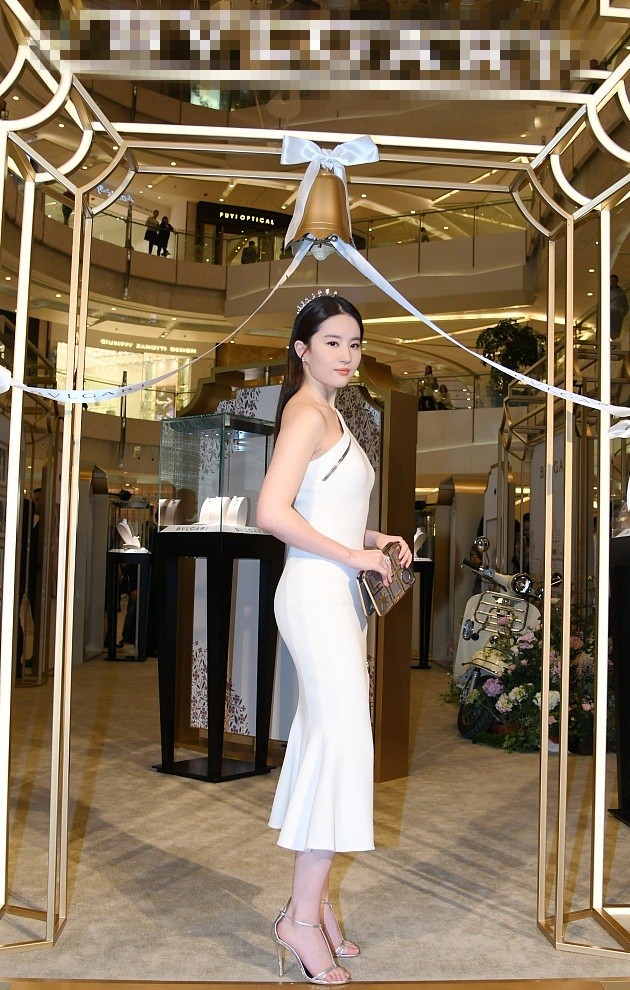 Tỏa sáng rạng rỡ, Lưu Diệc Phi im lặng trước tin đồn mang bầu - ảnh 9