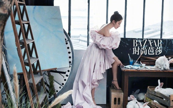 Diện đầm cúp ngực, Lưu Diệc Phi quá đỗi gợi cảm - ảnh 1