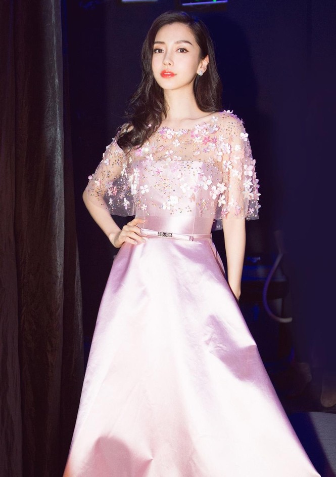 Nhan sắc xinh đẹp hoàn hảo của bà mẹ một con Angelababy - ảnh 2