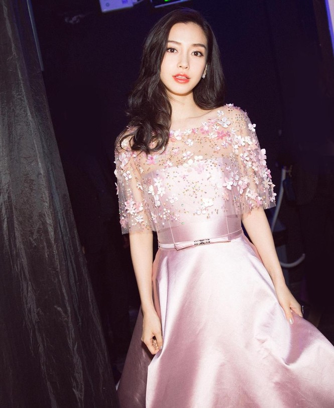 Nhan sắc xinh đẹp hoàn hảo của bà mẹ một con Angelababy - ảnh 1