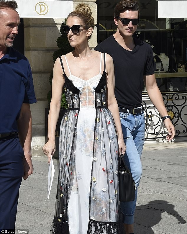 Celine Dion sành điệu với váy lấy cảm hứng từ nội y - ảnh 4