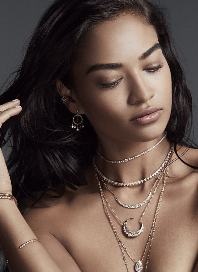 Sắc vóc gợi cảm không tì vết của nàng mẫu lai Shanina Shaik - ảnh 23