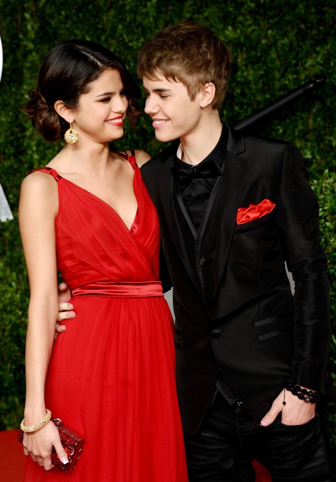 Selena Gomez hôn tình cũ Justin Bieber say đắm - ảnh 4