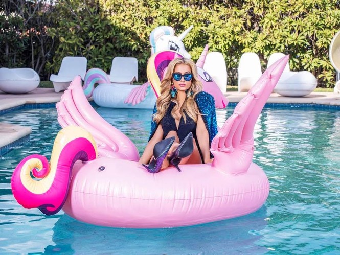 ‘Cô nàng tiệc tùng’ Paris Hilton U40 trẻ trung quyến rũ bất ngờ - ảnh 9