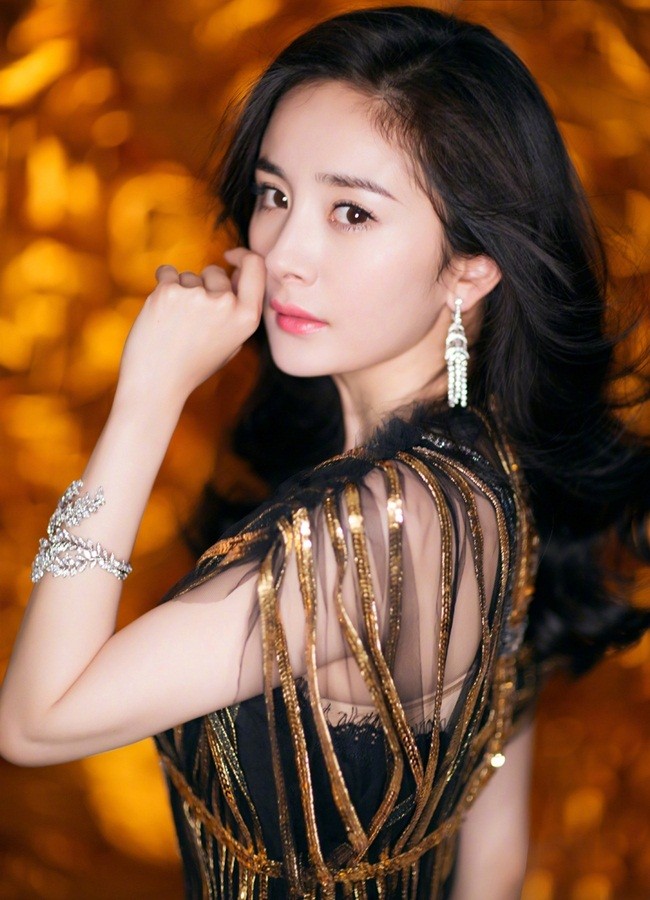Dương Mịch vai trần dáng thon gợi cảm, Phạm Băng Băng diện đầm ‘lừa thị giác’ - ảnh 9