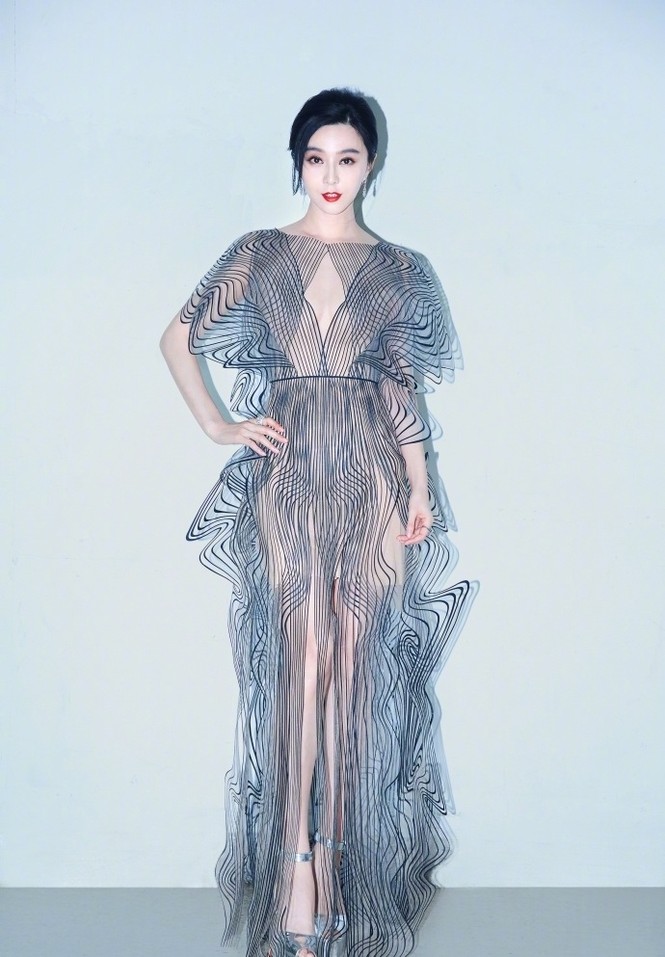 Dương Mịch vai trần dáng thon gợi cảm, Phạm Băng Băng diện đầm ‘lừa thị giác’ - ảnh 10