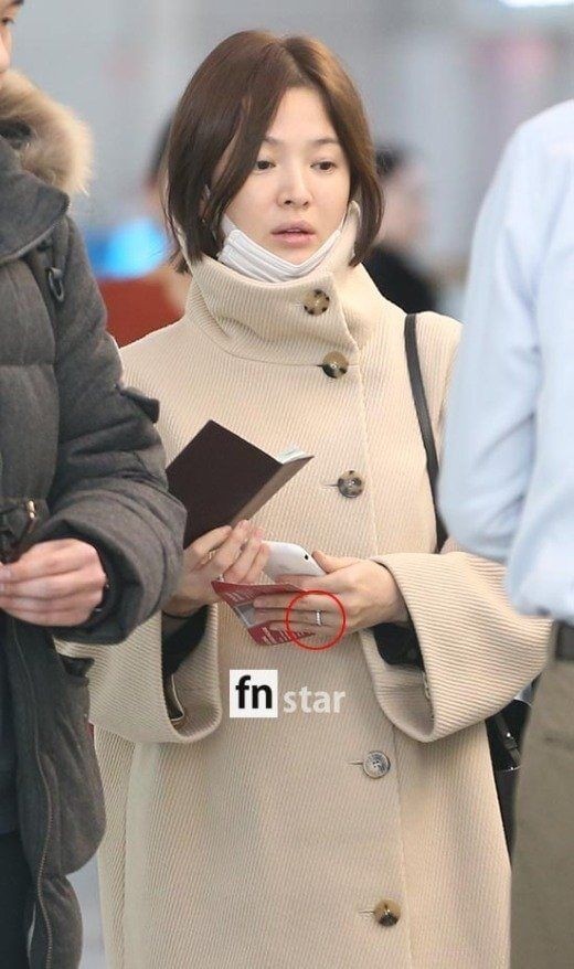 Song Hye Kyo mặt mộc phờ phạc ở sân bay - ảnh 2