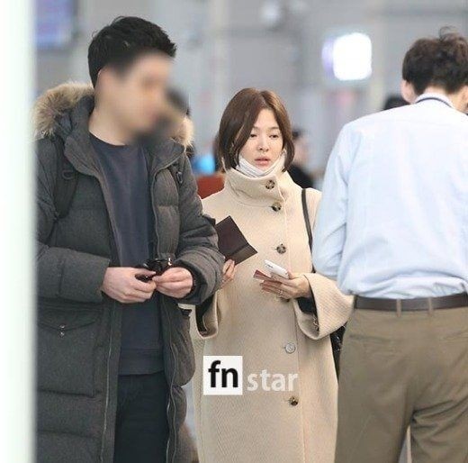 Song Hye Kyo mặt mộc phờ phạc ở sân bay - ảnh 4