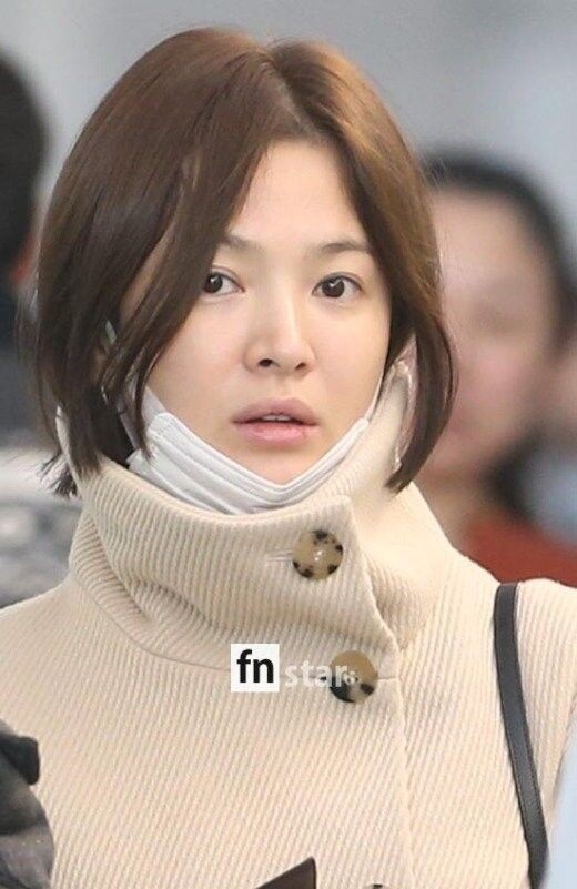 Song Hye Kyo mặt mộc phờ phạc ở sân bay - ảnh 1