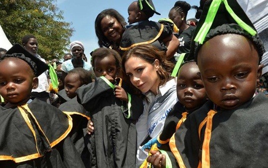Victoria Beckham mặc gợi cảm khoe chân thon dáng chuẩn - ảnh 12
