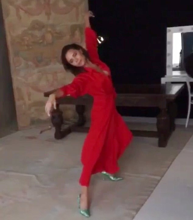 Victoria Beckham mặc gợi cảm khoe chân thon dáng chuẩn - ảnh 4