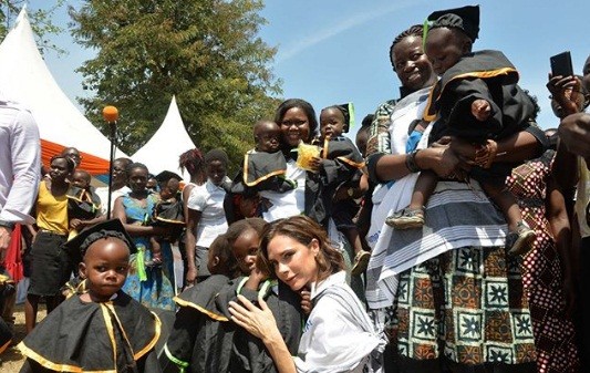Victoria Beckham mặc gợi cảm khoe chân thon dáng chuẩn - ảnh 13