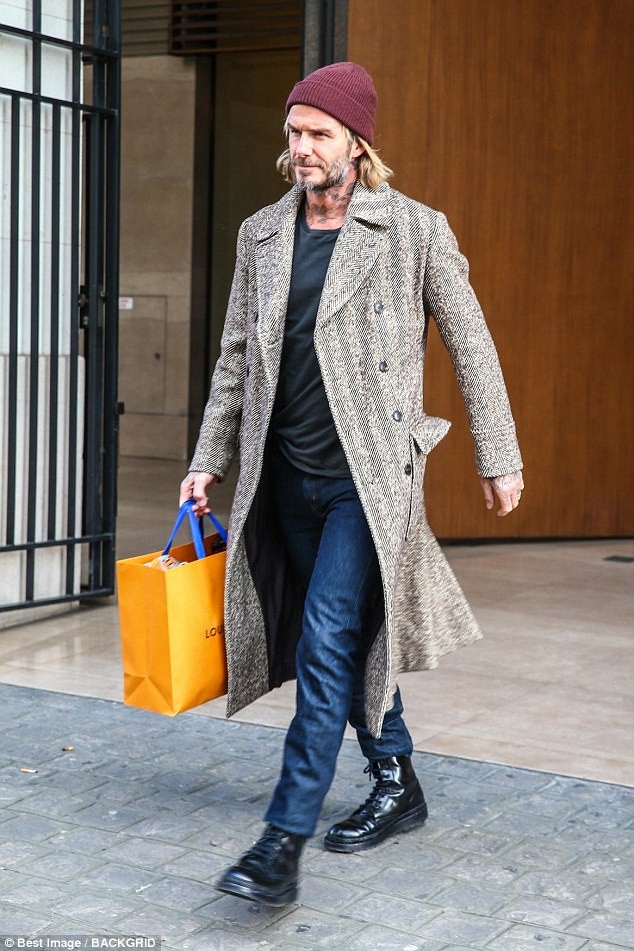 Bà Becks tình tứ ôm chồng ở Paris - ảnh 9