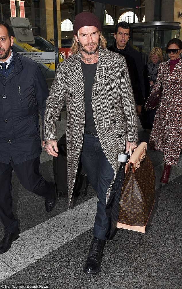 Bà Becks tình tứ ôm chồng ở Paris - ảnh 3