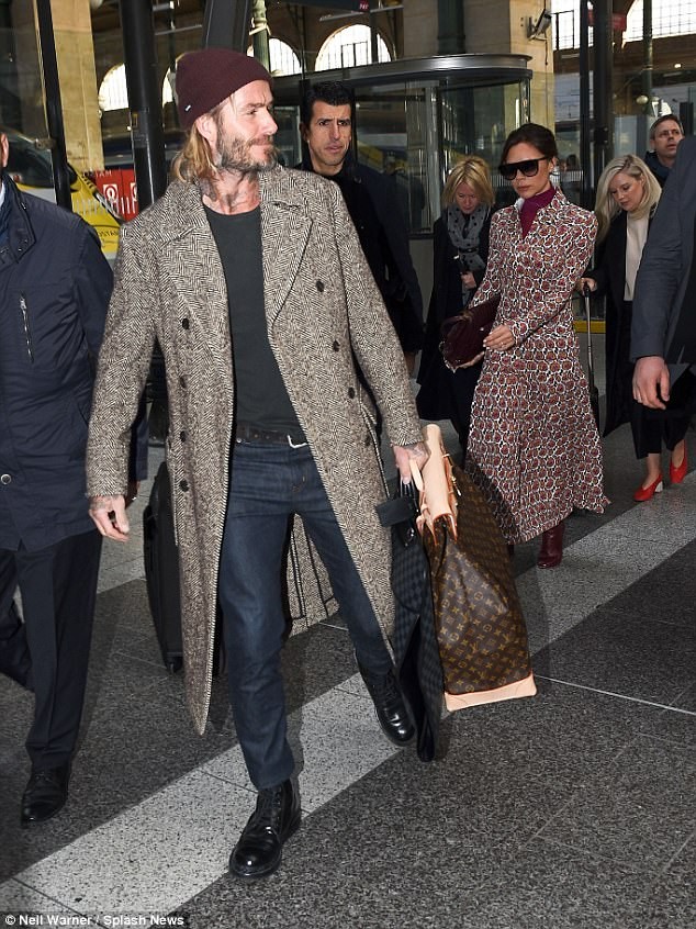 Bà Becks tình tứ ôm chồng ở Paris - ảnh 2