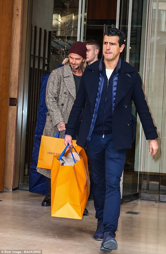 Bà Becks tình tứ ôm chồng ở Paris - ảnh 8