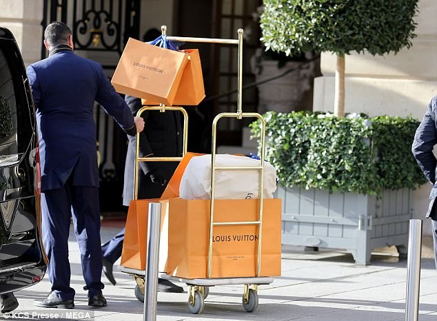Bà Becks tình tứ ôm chồng ở Paris - ảnh 10