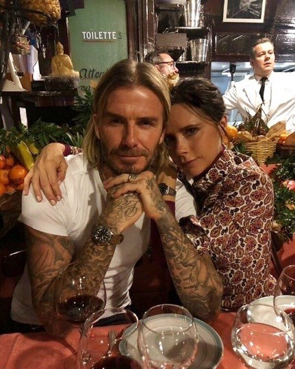 Bà Becks tình tứ ôm chồng ở Paris - ảnh 1