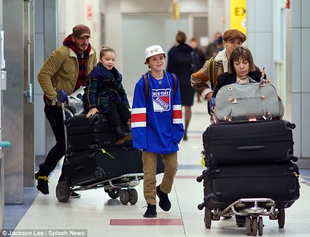 Harper Beckham được bố cho ngồi xe đẩy - ảnh 4