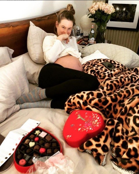 Vợ chồng David Beckham đăng ảnh ôm nhau ngọt ngào mừng Valentine - ảnh 6