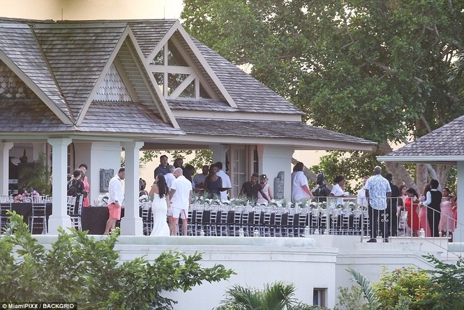 Selena Gomez Justin Bieber ôm nhau ở Jamaica - ảnh 1