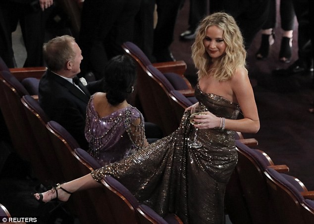 Người đẹp Jennifer Lawrence kéo váy trèo qua ghế - ảnh 3