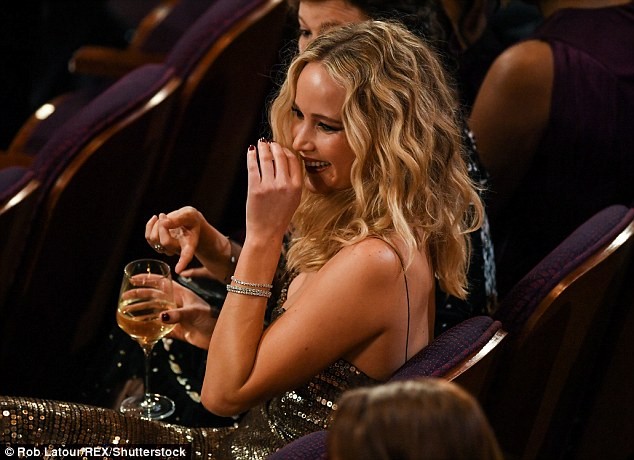 Người đẹp Jennifer Lawrence kéo váy trèo qua ghế - ảnh 5