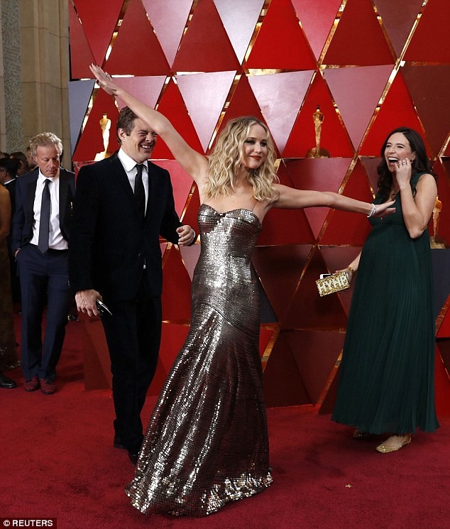 Người đẹp Jennifer Lawrence kéo váy trèo qua ghế - ảnh 7