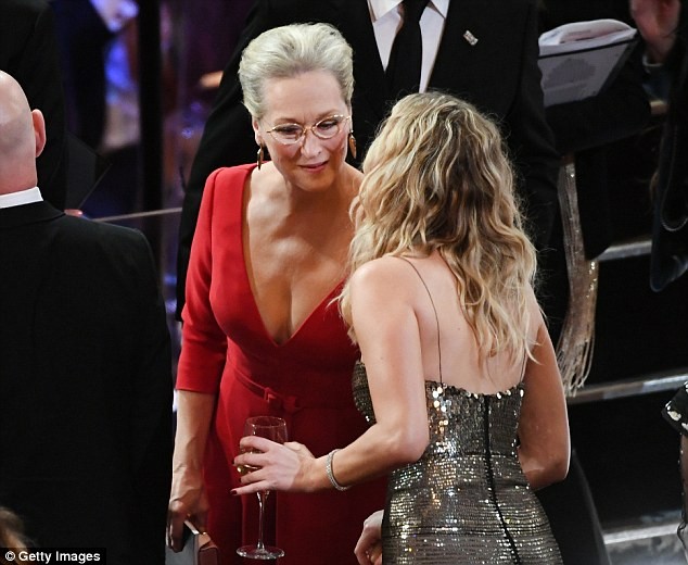 Người đẹp Jennifer Lawrence kéo váy trèo qua ghế - ảnh 6