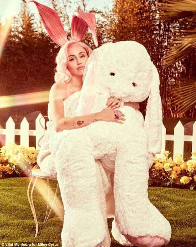 Miley Cyrus nóng bỏng mừng Lễ Phục sinh - ảnh 5