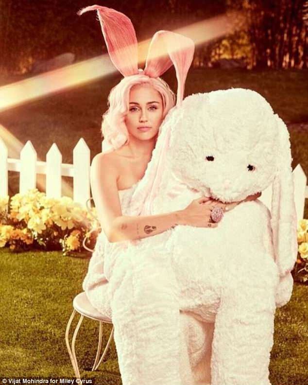 Miley Cyrus nóng bỏng mừng Lễ Phục sinh - ảnh 4