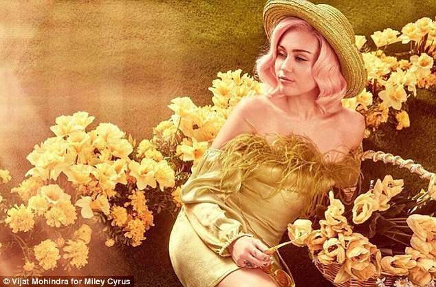 Miley Cyrus nóng bỏng mừng Lễ Phục sinh - ảnh 13