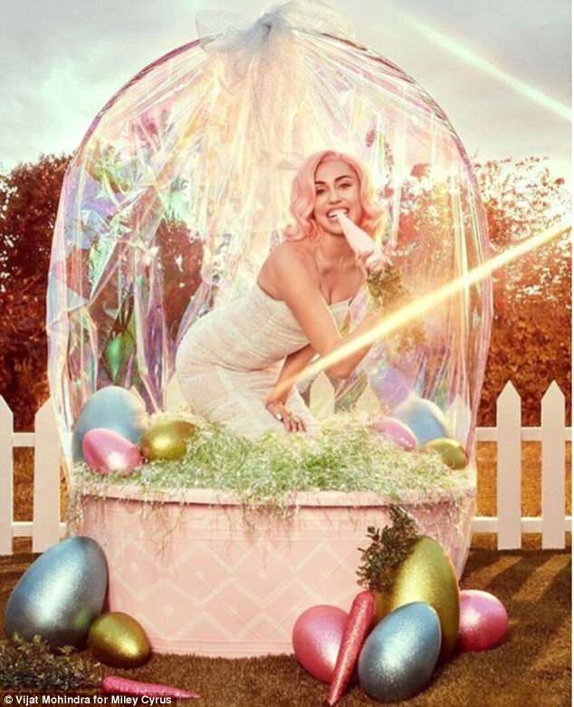 Miley Cyrus nóng bỏng mừng Lễ Phục sinh - ảnh 10