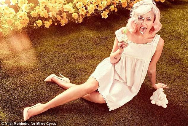 Miley Cyrus nóng bỏng mừng Lễ Phục sinh - ảnh 11