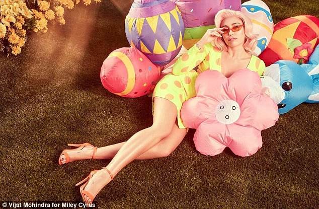 Miley Cyrus nóng bỏng mừng Lễ Phục sinh - ảnh 7