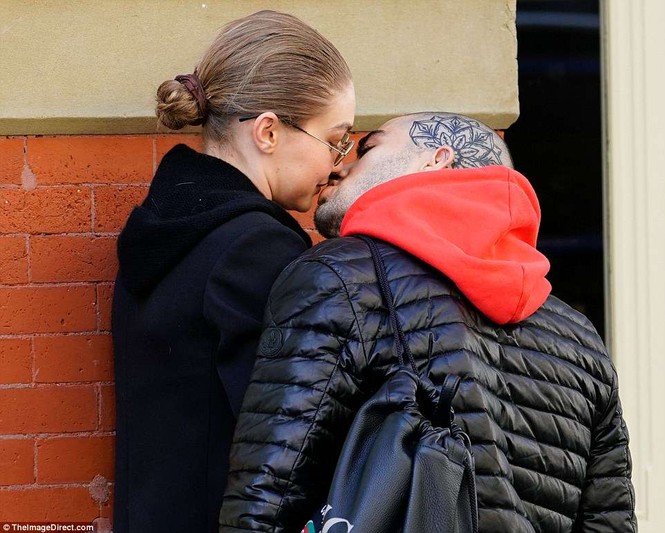 Gigi Hadid hôn Zayn Malik - ảnh 6