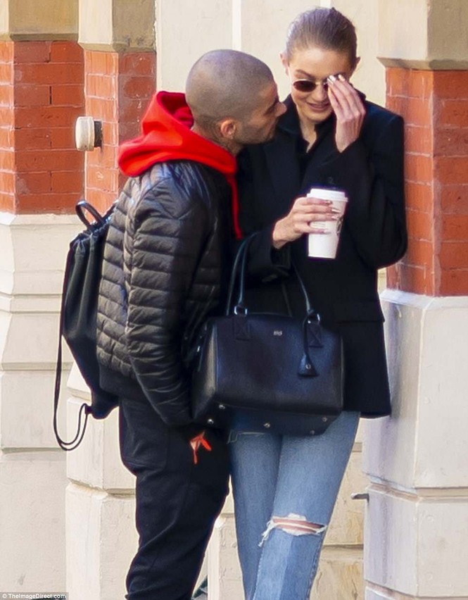 Gigi Hadid hôn Zayn Malik - ảnh 2